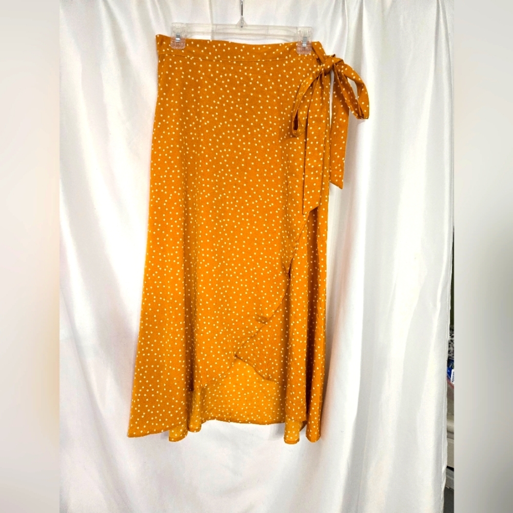 New Choice Gold White Polka-dot Wrap Skirt. NWT Size  M